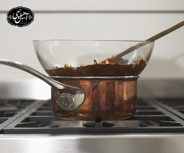 چگونگی آب کردن شکلات تخته ای به روش بن ماری
