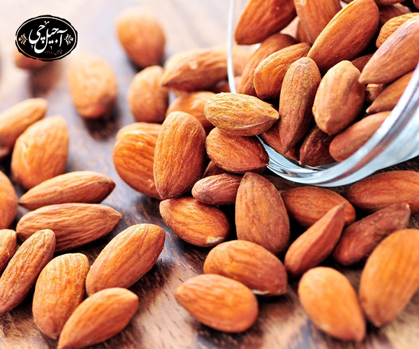 بادام در آجیل چهار مغز