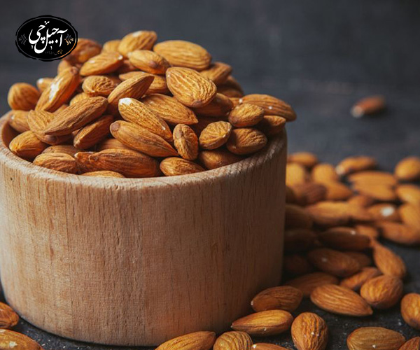 2. بادام درختی حاوی چربی‌های مفید برای قلب سالمندان