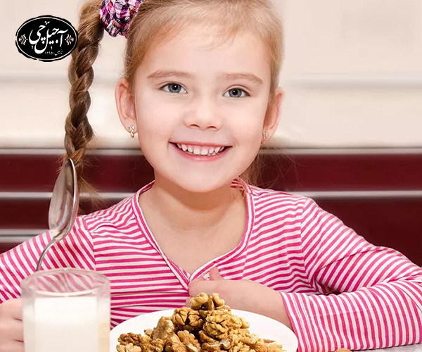 9. خواص گردو با عسل برای کودکان