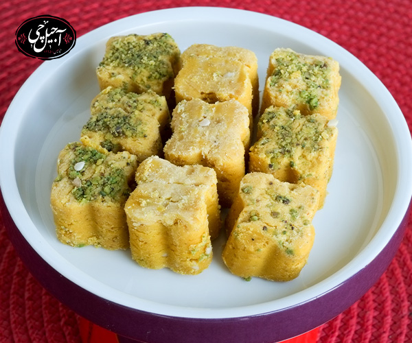 ۵. باز کردن و قالب زدن خمیر