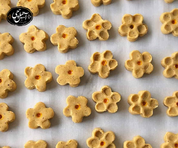 ۴. ورز دادن و قالب زدن خمیر